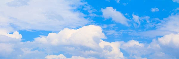 Panorama cielo e nube ora legale bellissimo sfondo — Foto Stock