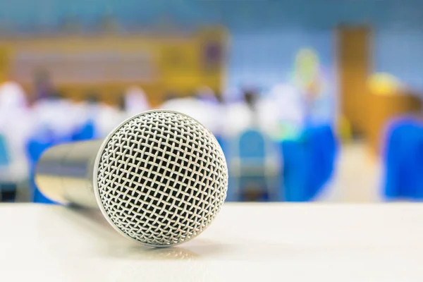 Bliska bezprzewodowa mikrofon na białym stole w wewnętrznej konferencji biznesowej — Zdjęcie stockowe