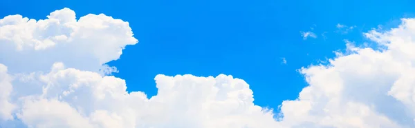 Panorama summer niebo i chmury czas piękne tło — Zdjęcie stockowe