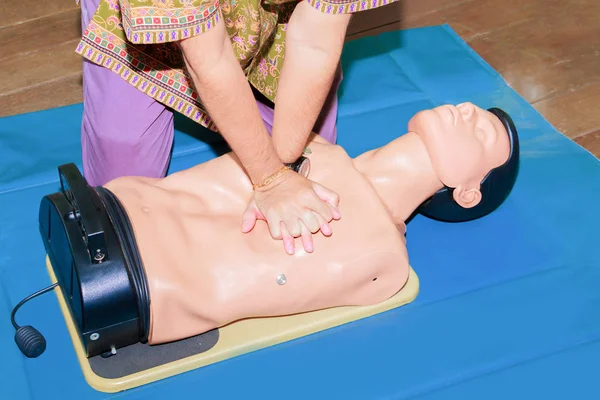 Hand Student Herzpumpe mit medizinischer Attrappe auf cpr, im Notfall Auffrischungstraining — Stockfoto