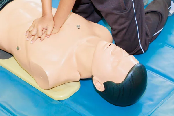 Hand Student Herzpumpe mit medizinischer Attrappe auf cpr, im Notfall Auffrischungstraining — Stockfoto