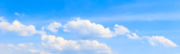 Panorama gökyüzü ve bulut yaz mevsiminde güzel arka planda — Stok fotoğraf