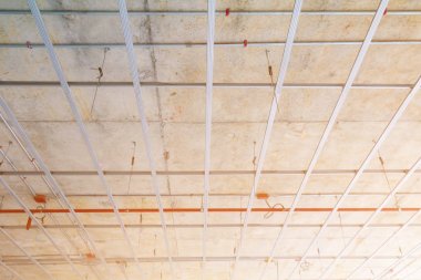 Çalışma metal yapı alçı panoları yüklemeden önce çerçeveler