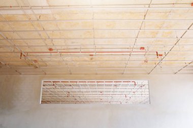 Çalışma metal yapı alçı panoları yüklemeden önce çerçeveler
