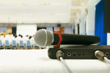 İş konferansı iç seminer toplantı odasında beyaz masada kutu sinyali ile eski mikrofon kablosuz kapatın