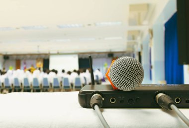 İş konferansı iç seminer toplantı odasında beyaz masada kutu sinyali ile eski mikrofon kablosuz kapatın