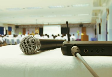 İş konferansı iç seminer toplantı odasında beyaz masada kutu sinyali ile eski mikrofon kablosuz kapatın