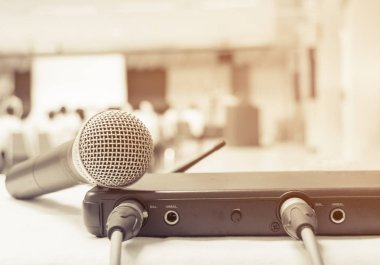 İş konferansı iç seminer toplantı odasında beyaz masada kutu sinyali ile eski mikrofon kablosuz kapatın