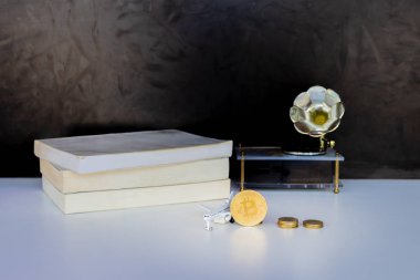 bitcoin ve sikke yığını ve yolcu uçağı modeli, kitap - siyah arka plan üzerinde beyaz gramofon