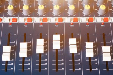 Ses karıştırıcı eski Ses ayar lı tonlama denetleyicisinin fader'Ini kapatın 