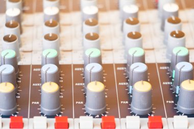 Ses karıştırıcı denetleyicide eski ses ayarlarını kapatın 