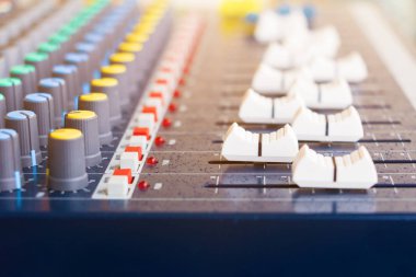 Ses karıştırıcı eski Ses ayar lı tonlama denetleyicisinin fader'Ini kapatın 