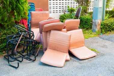 ofis sandalyesi deri kahverengi eski hasar kirli yığın katta 