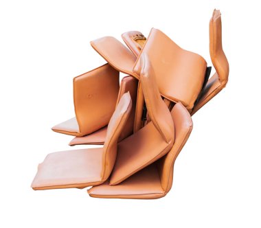 ofis sandalyesi deri kahverengi eski hasar kirli yığın beyaz arka plan izole