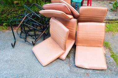 ofis sandalyesi deri kahverengi eski hasar kirli yığın katta 