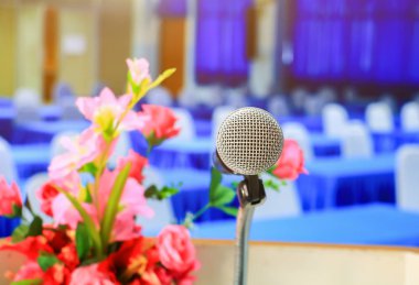 toplantı odasında stand ve çiçek mikrofon kablosuz 