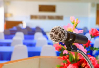 toplantı odasında stand ve çiçek mikrofon kablosuz 