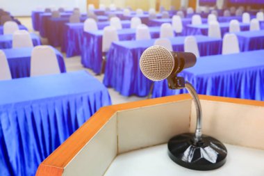 iç toplantı odasında bir stand üzerinde mikrofon kablosuz eski 