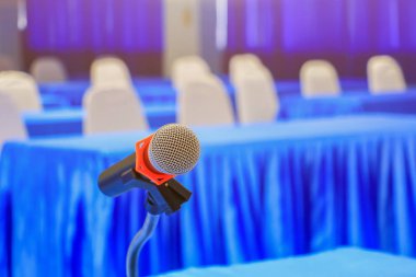 iç toplantı odasında bir standüzerinde mikrofon kablosuz 