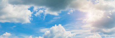 Panorama gökyüzü ve bulut yaz zaman güzel arka plan