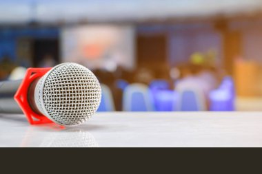 iç toplantı odasında bir standüzerinde mikrofon kablosuz 