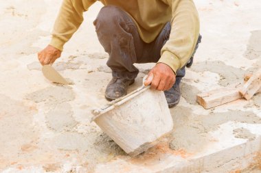 inşaat işçileri onarım zemin sıva edildi