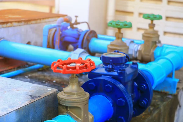 Водопроводный клапан красный водопровод стальной кран имеют ремонтные трубы близко — стоковое фото