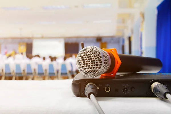 Bliska stary mikrofon bezprzewodowy z sygnałem Box na białym stole w konferencji biznesowej sali konferencyjnej sala konferencyjna — Zdjęcie stockowe