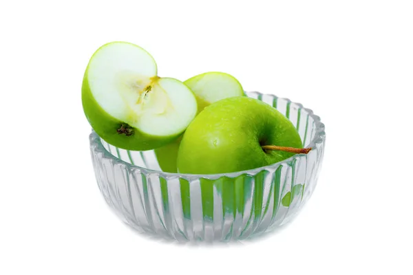 Grüner Apfel und Scheiben in Glasschale auf weißem Hintergrund mit Wassertropfen — Stockfoto