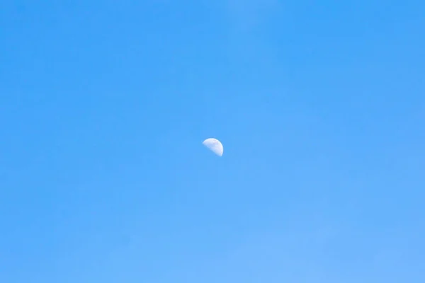 Lua crescente bonita no céu azul com espaço de cópia para texto — Fotografia de Stock