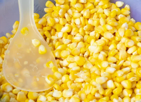 Kukuřičný plod žlutý textura a lžíce pro pozadí — Stock fotografie