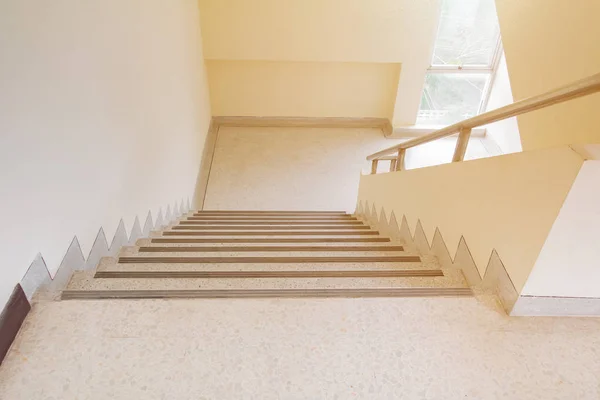 Σκάλες μωσαϊκού δαπέδου επάνω-κάτω. εσωτερικό κτίριο. — Φωτογραφία Αρχείου
