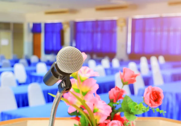 toplantı odasında stand ve çiçek mikrofon kablosuz 