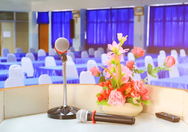 toplantı odasında stand ve çiçek mikrofon kablosuz 