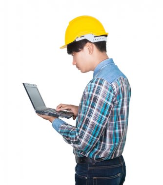 Dizüstü bilgisayar ve kafa kullanırken Mühendis sarı güvenlik kask plastik giymek