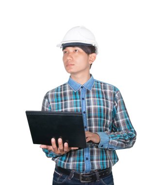 Dizüstü bilgisayar ve kafa yıpranırken mühendis beyaz güvenlik kaskplastik giymek