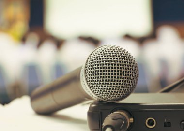 Beyaz masada kutu sinyali yle eski mikrofonu kablosuz kapatma