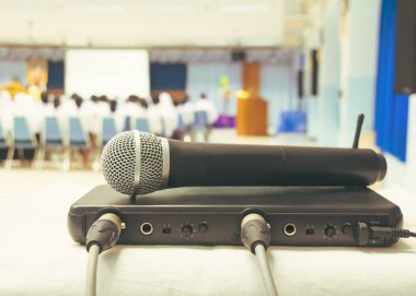 Beyaz masada kutu sinyali yle eski mikrofonu kablosuz kapatma