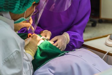 diş hekimi hastalar diş sandalye ve parlak ışık incelenmesi