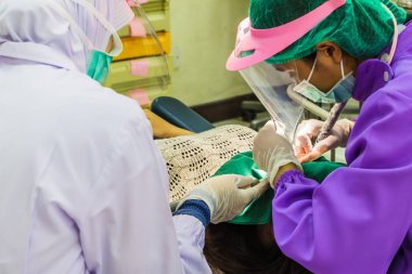 diş hekimi hastalar diş sandalye ve parlak ışık incelenmesi