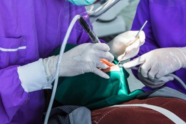 diş hekimi hastalar diş sandalye ve parlak ışık incelenmesi