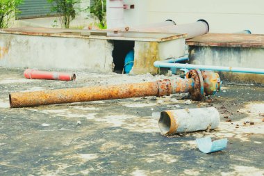 Onarım değiştirmek musluk boru eski pas kadar kapatın. renk vintage sesi