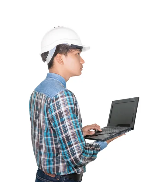 노트북과 머리를 사용 하 여 들고 있는 동안 엔지니어 흰색 안전 헬멧 플라스틱 — 스톡 사진
