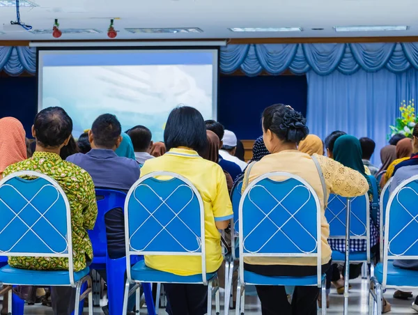 Eğitimseminerinde İş Erkek veya Kadın seminer idamı konferansı — Stok fotoğraf