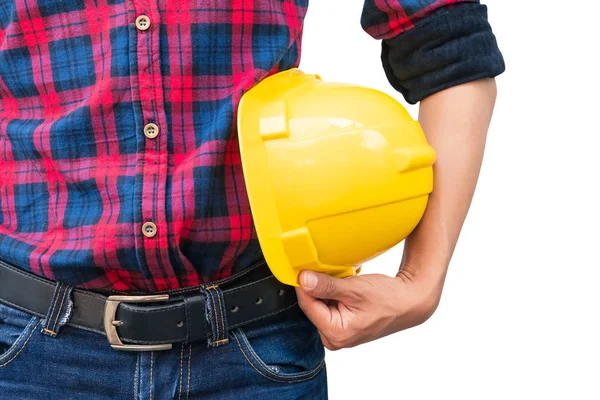 Inżynier trzymać żółty kask bezpieczeństwa konstrukcja plastikowa na białym tle — Zdjęcie stockowe