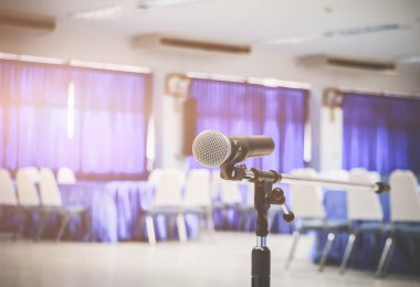 mikrofon kablosuz iç toplantı odasında yarı bir stand üzerinde eski