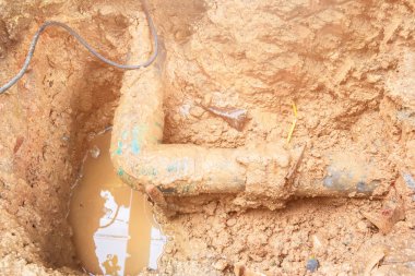 yol kenarında su hareketi ile delik kırık boru onarım bekleyin