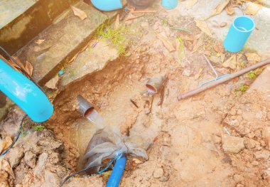 yol kenarında su hareketi ile delik kırık boru onarım bekleyin