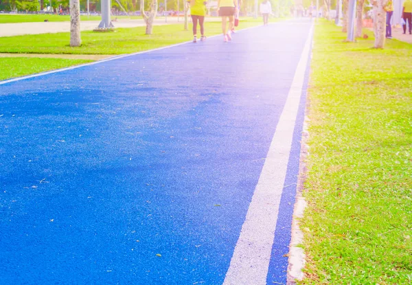 Pista de atletismo en corredor cubierta de goma azul parque público —  Fotos de Stock