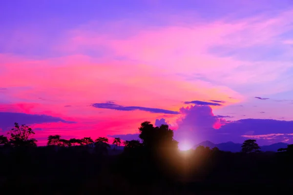 Puesta del sol hermoso paisaje colorido en la noche cielo — Foto de Stock